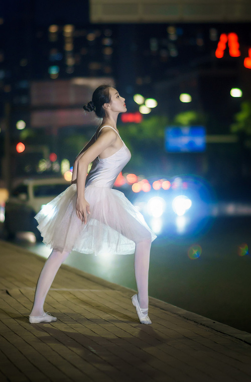 跳水动作精准中立代表队A稳步晋级，跳水队表演赛