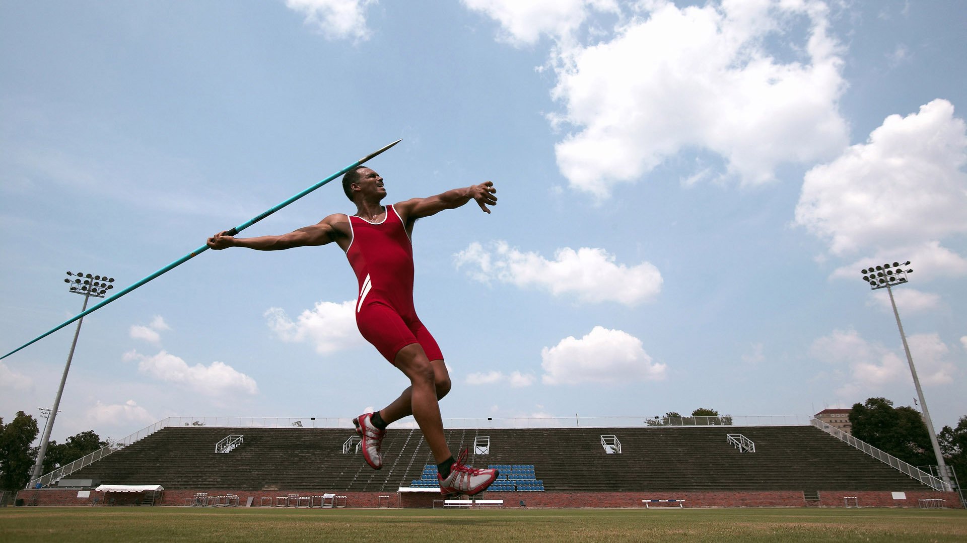 华体会官网-中国足球是否建立长期国际外派教练交流项目，中国外聘足球教练年薪多少
